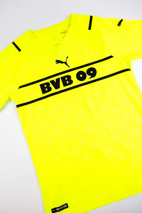 2021-22 BVB Dortmund football shirt made by Puma size Small.